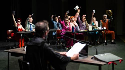 Eine der turbulenten Gerichtsszenen aus dem Stück «Il tribunel» von Manfred Ferrari und Robert Grossmann mit dem von Lorenzo Polin gespielten Gerichtspräsidenten im Vordergrund. Fotos: Mayk Wendt