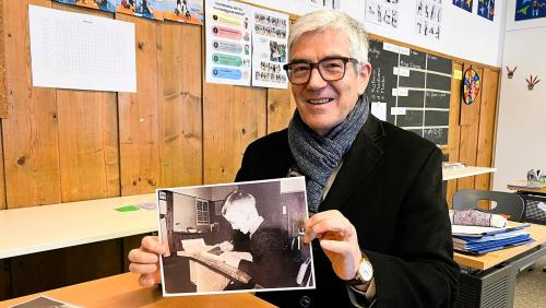 Il cusglier guvernativ Jon Domenic Parolini es tuornà illa stanza da scoula, ingio ch’el ha passantà avant 60 ons seis prüm di da scoula (fotografia: Departamaint d’educaziun Grischun).
