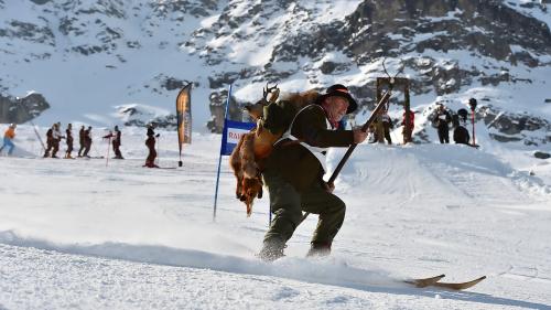 Talabwärts geht es mit «erlegter Beute» und vollem Körpereinsatz. Foto: Tourismus Silvaplana