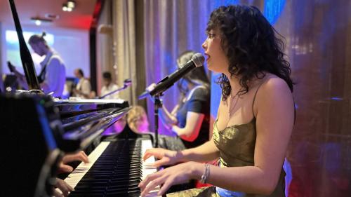 Cinzia Regensburger e sia Big Band ha preschantà il nouv album illa bar dal Hotel Belvédère a Scuol (fotografia: Nicolo Bass).