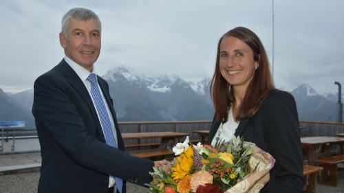 Il president Andri Lansel ha salüdà a Martina Hollenstein Stadler sco nouva commembra dal cussagl administrativ (fotografia: Nicolo Bass).