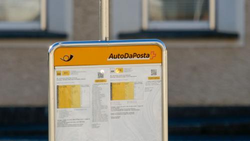Mit dem Fahrplanwechsel im Dezember endet die Ticketausgabe durch das Fahrpersonal von PostAuto. Symbolfoto: Jon Duschletta 