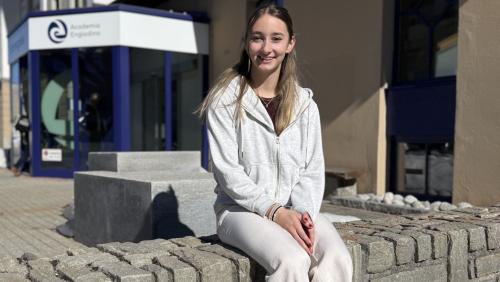 Die Maturandin Fabia Niggli vor der Academia Engiadina. Foto: Fadrina Hofmann