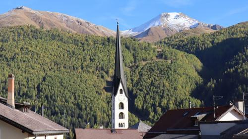 Daspö principi october es l’ura sül clucher da San Luzi our d’funcziun ed eir sainza mauns da l’ura. Illa prüm’eivna da november dess tuot darcho esser in funcziun (fotografia: Martin Camichel)