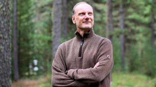 Josef Gassner referiert am Samstag an der Academia Engiadina über die grossen Rätsel des Universums. Fotos: Mayk Wendt