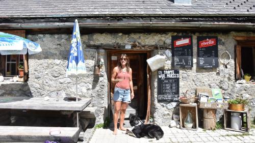 Seit fünf Jahren hirtet Sarah Szories in den Sommermonaten auf der Alp Plavna (Foto: Bettina Gugger).