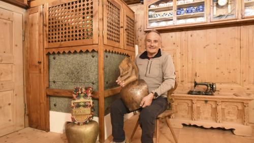 Balser Schmidt aus Sent besitzt zwei Appenzeller Schellen. Foto: Hans Ulrich Gantenbein