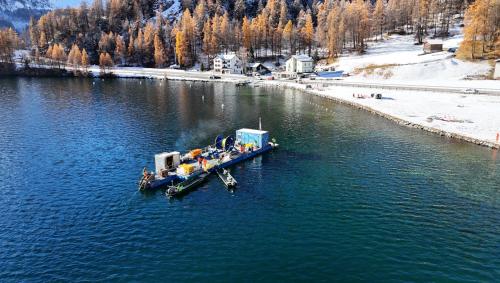 Das Ziel ist erreicht. In Plaun da Lej wird der Rest des Kabels von der Bobine abgerollt und an Land  gezogen. 	Foto: Jérémy Badertscher 