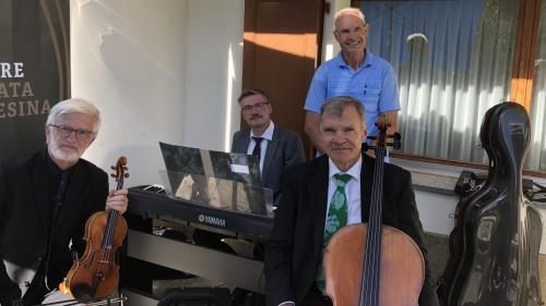 Geburtstagskind Heiri Denoth (stehend) und das Trio der Camerata Pontresina.