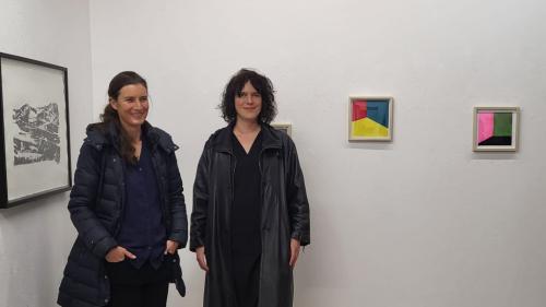 Laura Bott e Ginia Holdener davant ün squitsch da «legn» (2021/22) e la paraid cun spazis (2023). A dretta las ouvras «Spazi» (2023) e «Rabarber» (2022) da  l’artista Laura Bott.  fotografia: Uorschla Natalia Caprez Brülhart