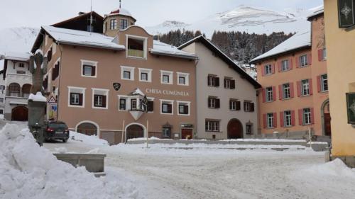 La renovaziun da la plazza da scoula a Zuoz es termineda (fotografia: Martin Camichel).