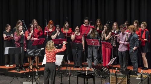 Der Schulchor der Academia Engiadina Samedan mit Dirigentin Helga Arias in Aktion am Samstagabend im Pontresiner Kongresszentrum Rondo. Foto: Gioanna Meuli