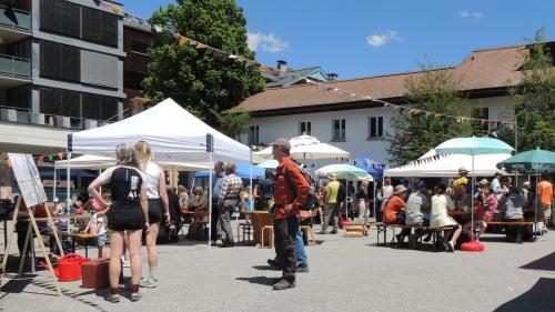 Grond travasch in sonda sülla plazza da scoula, ils locals da la scoula libra sun in l’edifizi davovart (fotografia: Benedict Stecher).