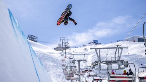 Vom Lift aus die spektakulären Tricks bewundern: Auf dem Corvatsch ist es möglich. Foto: Stadler