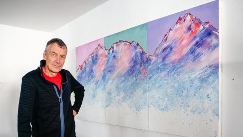 Rolf Bräm zeigt im Hotel Schweizerhaus in Maloja gut 30 Bergbilder, darunter auch das dreiteilige Werk «Piz Bernina - Scerscen - Roseg». Foto: Jon Duschletta