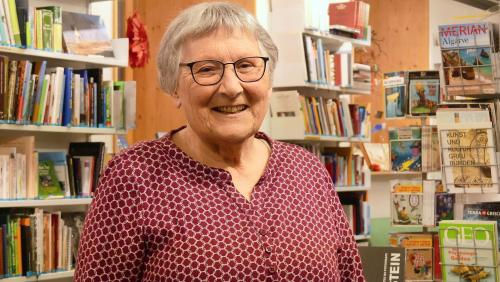 Elisabeth Poo – l’unica bibliotecara chi’d es amo activa daspö la fundaziun da la biblioteca, l’on 1981 (fotografia: Dario Müller).