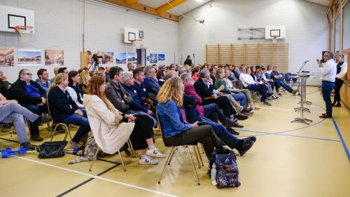 Grossaufmarsch der InnHub-Gemeinschaft am Donnerstag in der Turnhalle in La Punt Chamues-ch. Foto: Jon Duschletta