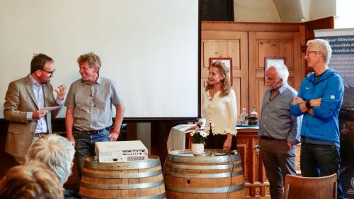 Moderator Christian Gartmann im Gespräch mit dem Glaziologen Martin Lüthi, der Psychotherapeutin Christina Casanova, dem Fotografen Fridolin Walcher und dem Wasserbotschafter Ernst Bromeis (von links). Fotos: Jon Duschletta