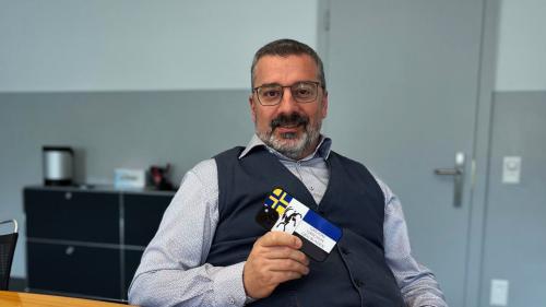 Daspö duos ons promouva Alberto Palaia il rumantsch e talian sco delegà dal Post specialisà pella plurilinguità dal Grischun. Ch’el viva la trilinguità grischuna as doda ed as vezza (fotografia: Toni Vinzens).