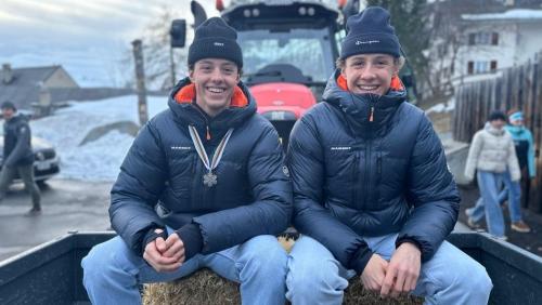 Isai e Noè Näff dürant il cortegi tras Sent (fotografia: Anna Caprez/rtr).