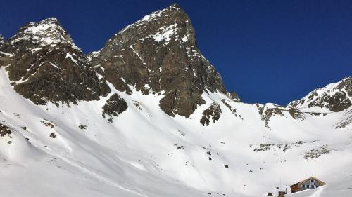 Il Piz Buin Pitschen (a schnestra) ed il Piz Buin Grond fuorman il panorama da la Chamonna Tuoi (fotografia: Cristiana Fliri-Feuerstein).