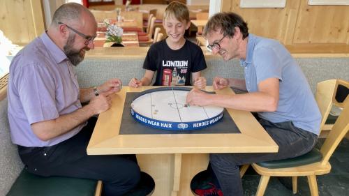 Tischeishockey macht Tourismusdirektor Bernhrd Aeschbacher (links) und Erfinder Peter Linden sichtlich Spass. Foto: Fadrina Hofmann