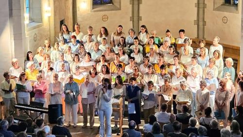 Il prüm concert dal cor da duonnas ha pisserà per üna baselgia plaina (fotografia: Leta à Porta).