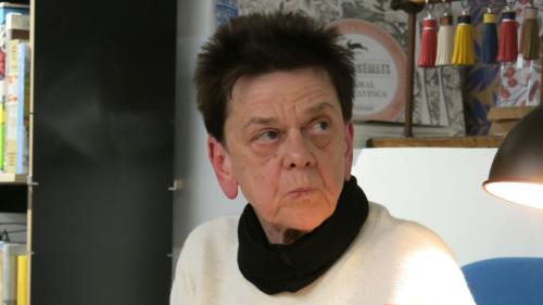 Angelika Overath erzählt gerne über die Entstehung ihrer Gedichte (Foto: Bettina Gugger).