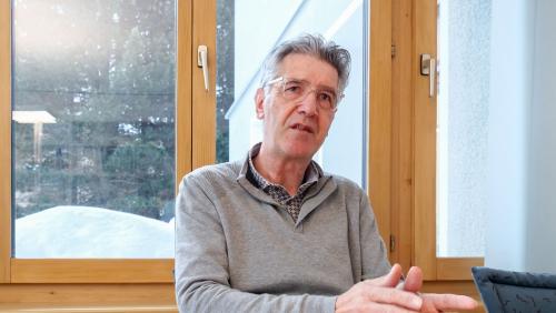 Kümmert sich auch im Tagesgeschäft um jedes Detail, Unternehmer und Präsident des Graubündnerischen Baumeister Verbands GBV, Maurizio Pirola. Foto: Jon Duschletta