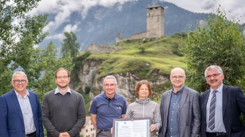 Da schnestra: Christian Fanzun, Fadri Häfner, Andreas Schweizer e Tanja Bischofsberger, da la suprastanza generala dal CAS, Simon Rohner ed Emil Müller (fotografia: Dominik Täuber).