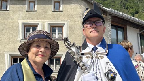 Die neue Standespräsidentin wird vom Weibel begleitet. Foto: Claudia Cadruvi