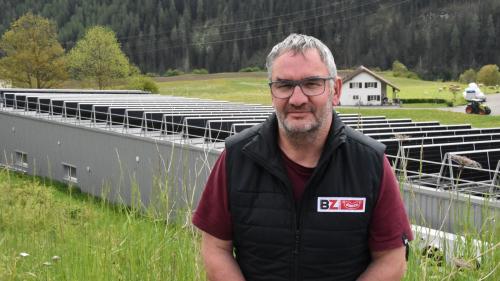 Reto Zanetti ha fat müdada dal 2019 cun sia bacharia da Sent a Ramosch. Uossa ha’l miss a disposiziun la fatschada ed il tet dal stabilimaint per ün indriz solar chi prodüa 274 000 kWh l’on (fotografia: Nicolo Bass).