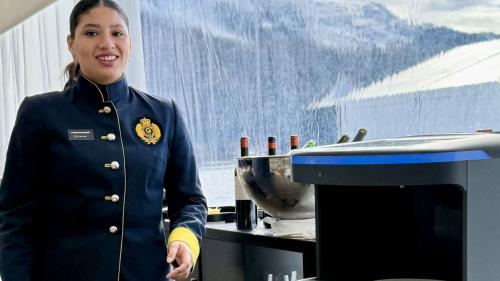 Pudu entlastet die Mitarbeiterinnen beim Transport des benutzten Geschirrs. Foto: Fadrina Hofmann