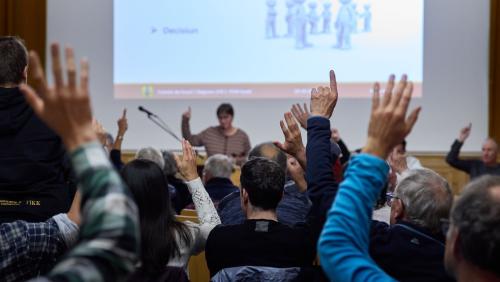 60 da 62 mans sun its sü a favur da la revisiun parziala pro la votumaziun – e cun quai eir a favur dal proget «Paradies Resort» (fotografia: Martin Camichel).