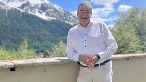 Felix Blumer von SRF Meteo geniesst das sonnige Wetter im Engadin. Foto: Fadrina Hofmann
