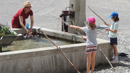 Imke Marggraf muossa als uffants co chi's pes-cha istorgias da bügl. fotografia: Benedict Stecher/fmr