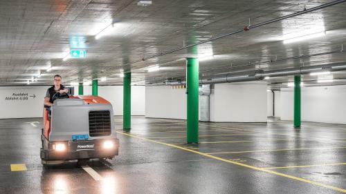 Für die gründliche Reinigung der Garagen werden auch Spezialmaschinen eingesetzt. Fotos: Kefalas Facility Management GmbH