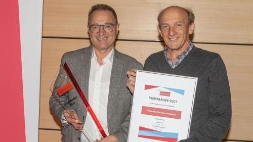 Die Gewinner des Prix benevol Graubünden 2021: Werner Steinmann (links) und Moreno Raselli vom Museo poschiavino (Foto: z. Vfg)