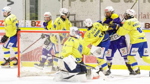 Richtige Derbystimmung kam im Spiel am Mittwochabend zwischen dem CdH Engiadina und dem EHC St. Moritz in Scuol nur selten auf. Die St. Moritzer siegten klar und deutlich mit 6:1. Foto: Marco Ritzmann