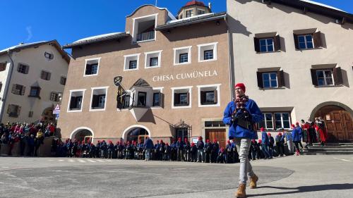 Ils mats as mettan sü als prüms marz tenor lur s-chellas e daun l’ultima «s-chellada» (fotografia: Martin Camichel).