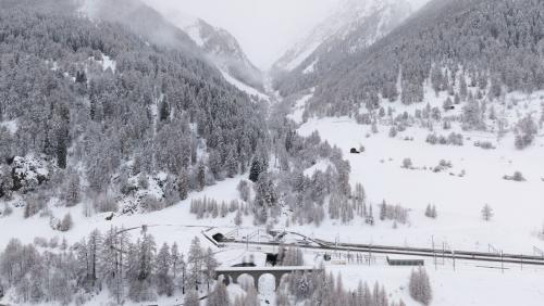 Güst davant l’entrada dal tunnel dal Vereina passa il tren sur l’aua da Sagliains via. Tenor plan actual füss previsa la centrala cun üna turbina pac plü insü illa val laterala (fotografia: Michael Steiner).