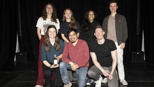 Ils slammaders e las slammadras dal poetry-slam: Célia Ballini (davo da schnestra), Nora Sedlacek, Gianna Olinda Cadonau, Fabian Portmann, (suot da  schnestra) Gianna Duschletta, Loc Nguyen e Timothée Zaremba-Cendroux fotografia: Mayk Wendt)