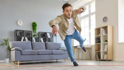 Stolperfallen wie herumliegende Kabel zählen zu den häufigsten Ursachen für Stürze in den eigenen vier Wänden. Foto: shutterstock.com/Studio Romantic