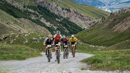 Die Spitzengruppe wird vom Samedner Fadri Barandun angeführt. Foto: Sebastian Schnitzer
