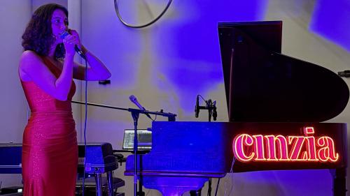 Cinzia ha preschantà set chanzuns nouvas. fotografia: Fadrina Hofmann