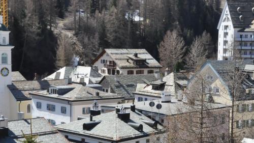Der Dorfkern von Sils Maria: Steindächer prägen das Ortsbild. Foto: Marie-Claire Jur