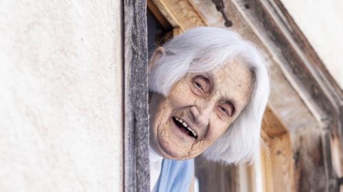 Nach vier Jahren Altersheim ging es zurück nach Lavin: «Daheim ist es doch einfach am schönsten», so die 100-jährige Ida Spinnler. Foto: Mayk Wendt