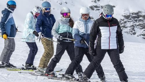 Die Schule Widnau kommt jedes Jahr mit der zweiten Oberstufe ins Unterengadin. Während des Wintersportlagers verbringen die Schülerinnen und Schüler einen Grossteil des Tages auf den Skiern. Foto: Tiago Almeida