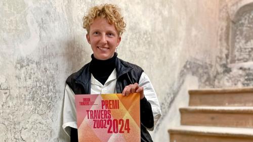 «Eu n‘ha grond plaschair dal premi. Quel significha in prüma lingia lavur per mai», ha dit Asa Hendry. (fotografia: Fadrina Hofmann).