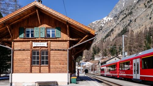 Das altehrwürdige RhB-Stationsgebäude von Spinas wurde in den letzten beiden Jahren sanft saniert. Nun folgen noch die Gleisarbeiten. Foto: Jon Duschletta